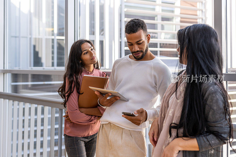 学生们正在大学的楼梯上交谈。