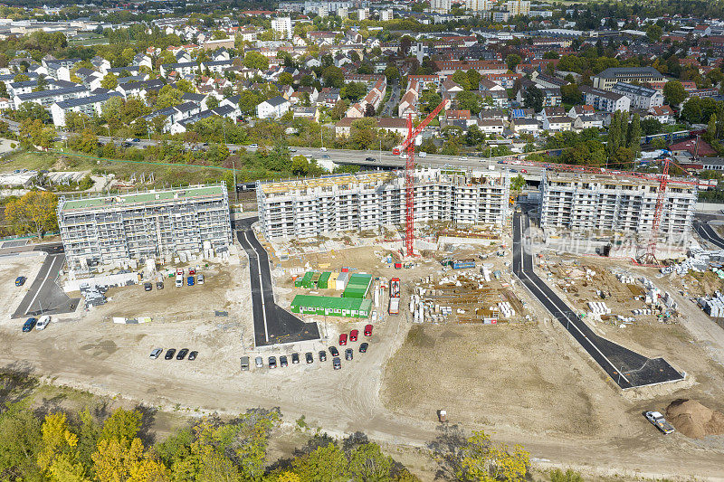 大型建筑工地，起重机和设备。鸟瞰图