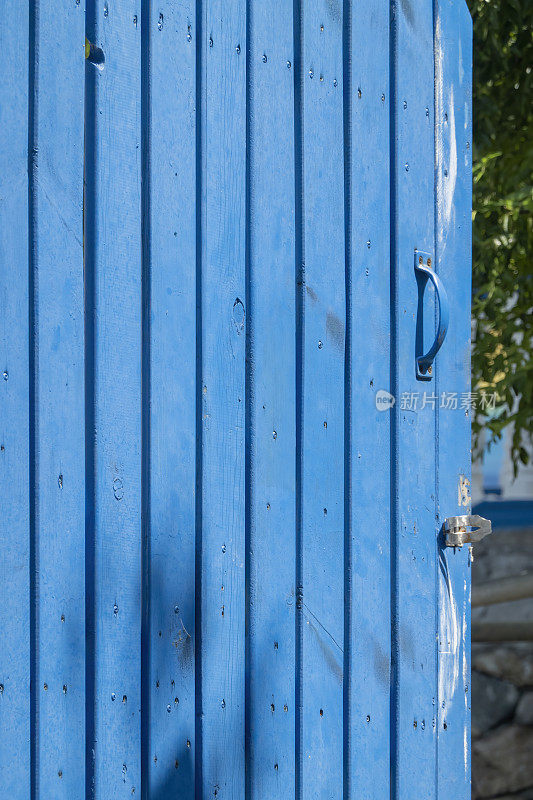 蓝色的木门