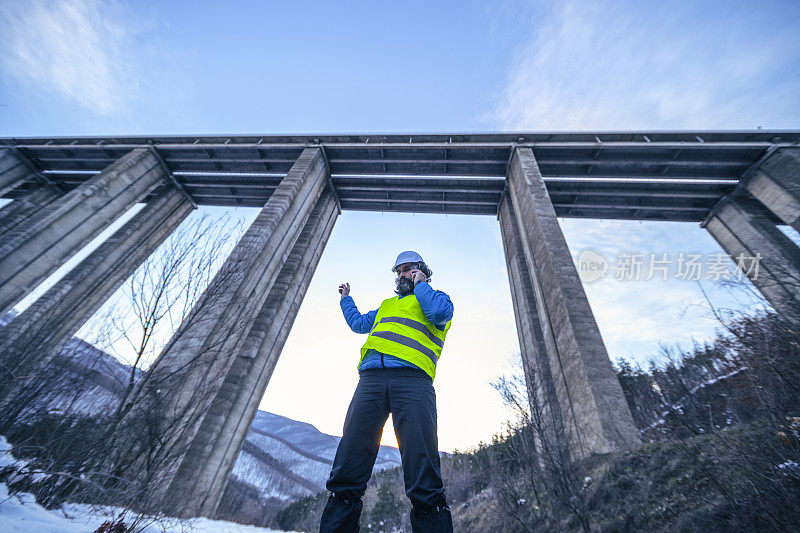 高架桥施工现场的道路工程师。修建新的公路。