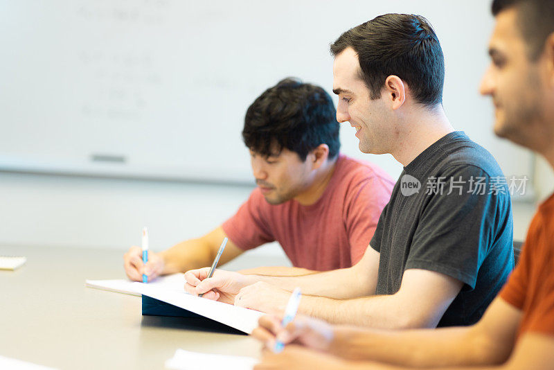 学生小组学习-大学生在会议室学习医学-小组教学-自习室-医学生导师