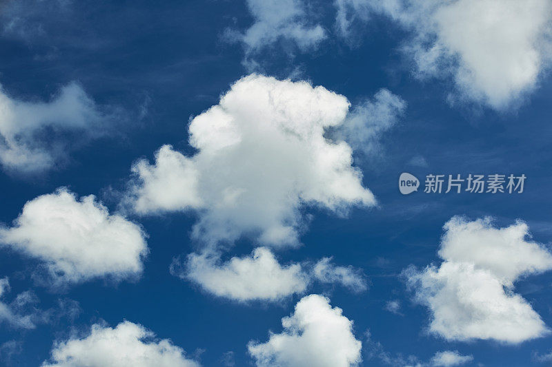 蓝色天空中戏剧性的云景。多层云从远看由黑色和白色的云组成。