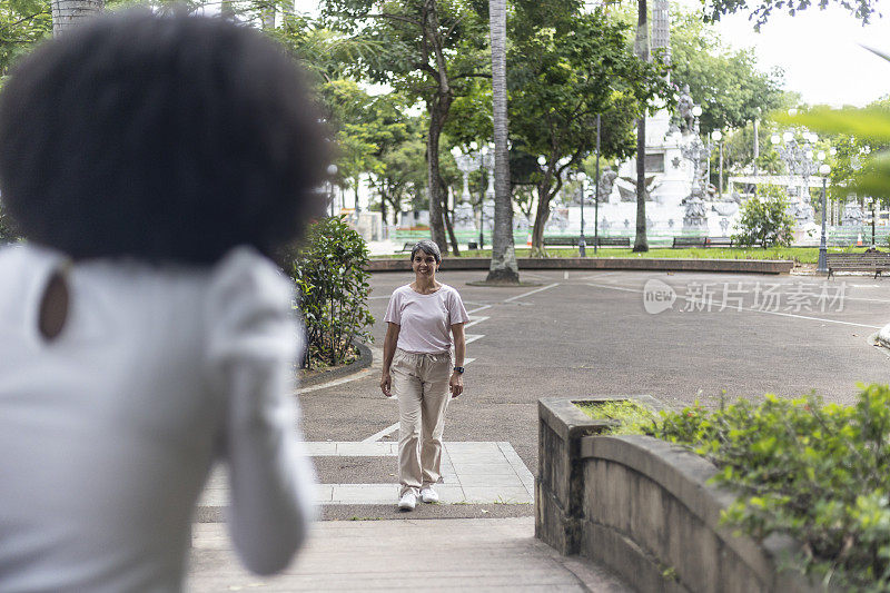 女性朋友在城市公园见面