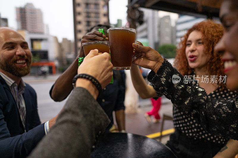 同事们敬酒喝酒