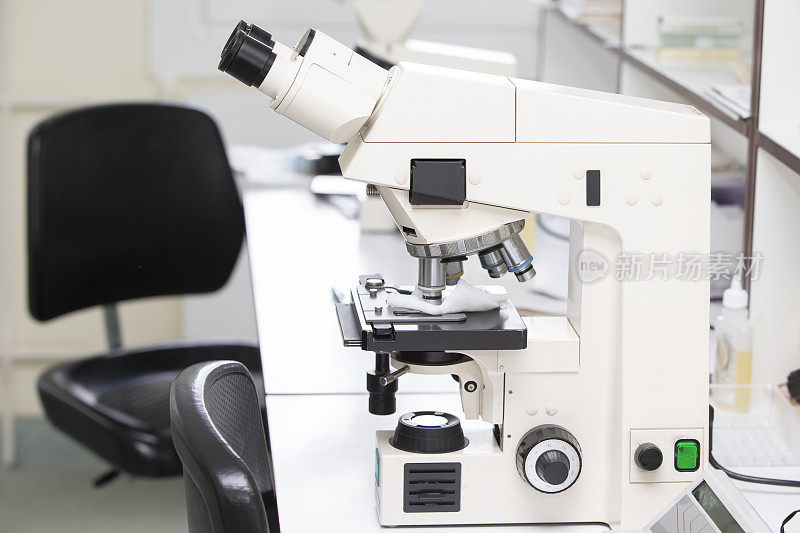 用于研究生物材料的医用显微镜。