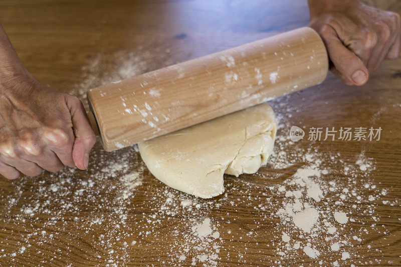 用手擀面团做面包或馅饼