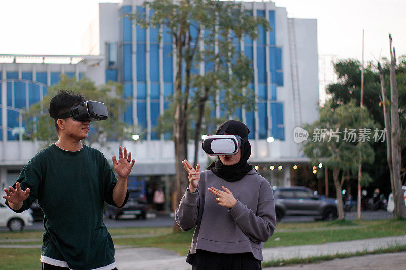 年轻夫妇在户外玩虚拟现实