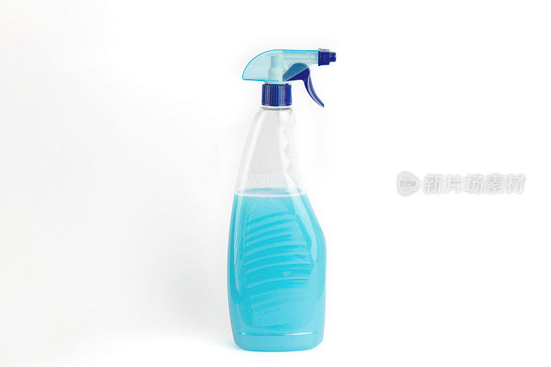 在白色背景上喷一瓶蓝色的窗户清洁剂