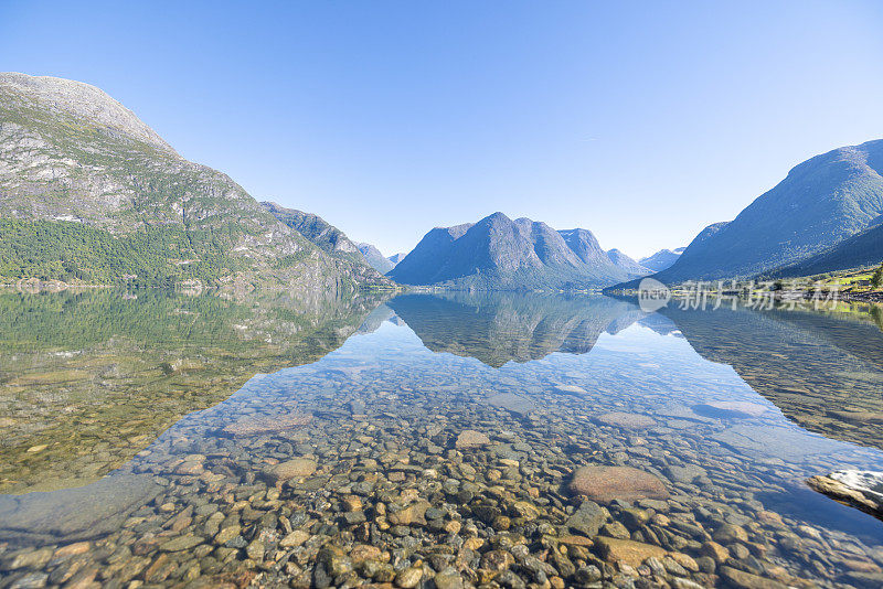 挪威壮观的山脉和湖泊景观，水面的倒影