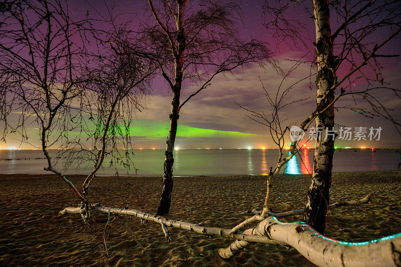 波兰格但斯克波罗的海上空令人惊叹的极光。
