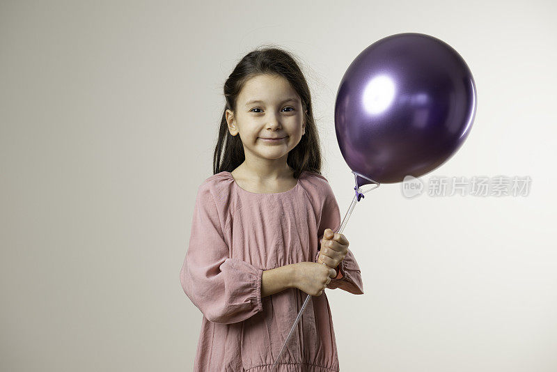 举着紫色气球的女孩