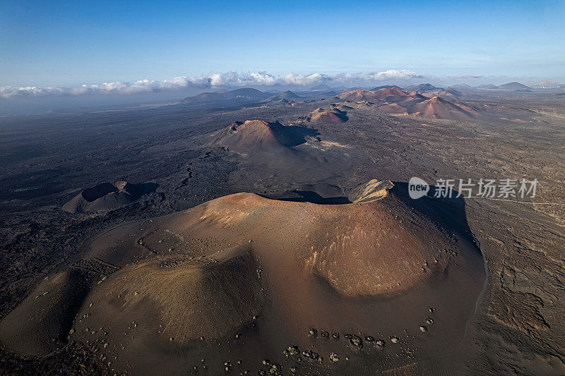 西班牙加那利群岛兰萨罗特岛蒂曼法亚国家公园附近火山山谷的鸟瞰图。