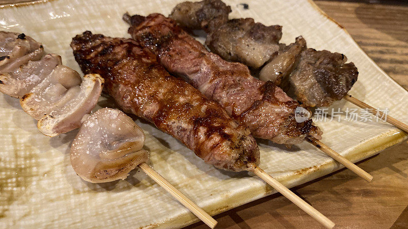 混合烤鸡肉、肉丸和鸡肉