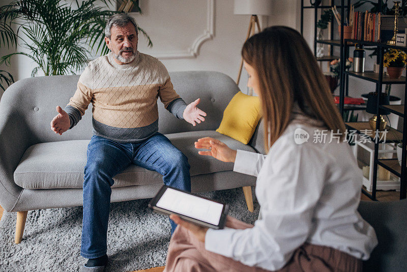 心理治疗，年轻的女医生和一个年长的男人谈话