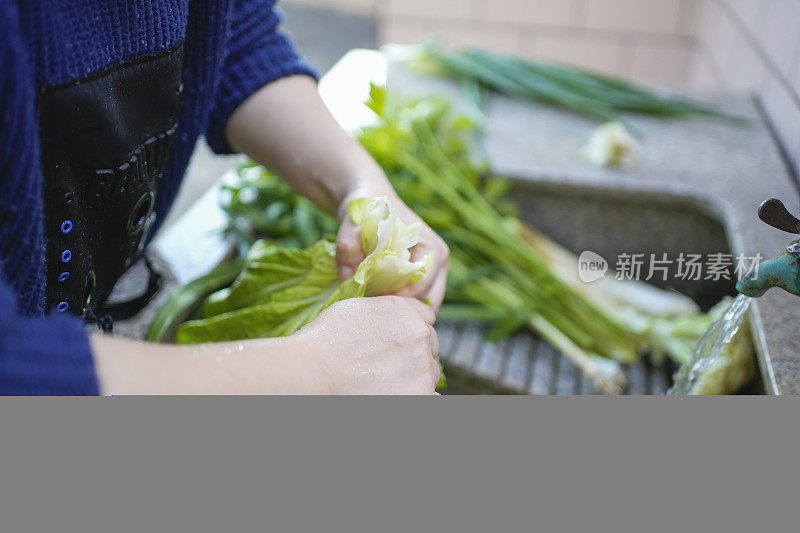 妈妈正在准备素食材料