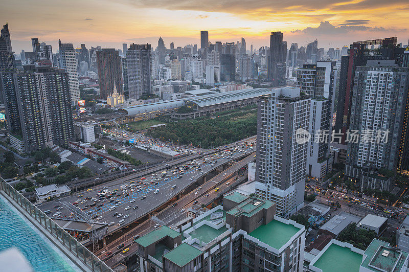 交通在曼谷城市街道中央商业在Asoke和新佩查布里路在高峰时间在泰国曼谷