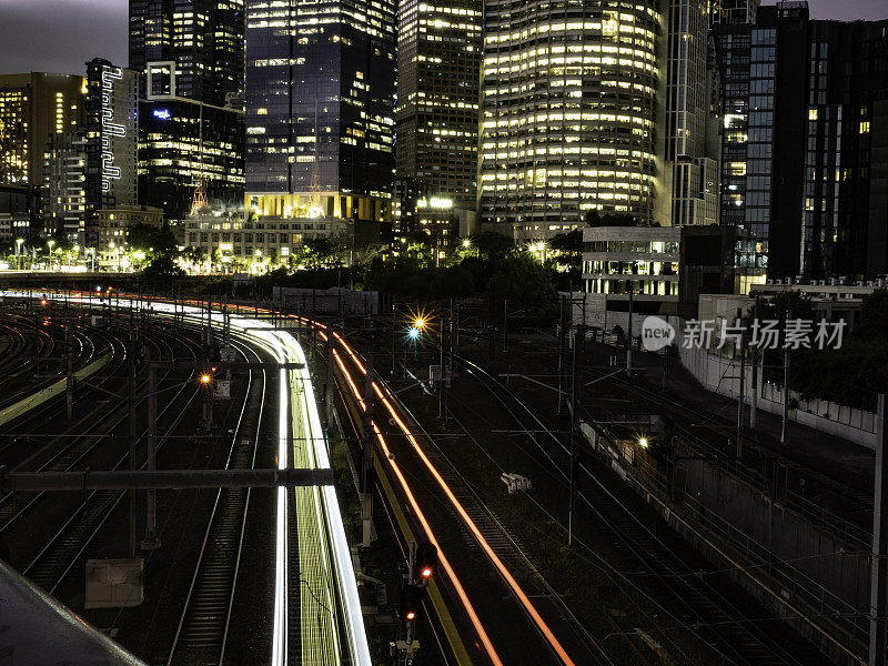 火车灯光在夜间行驶