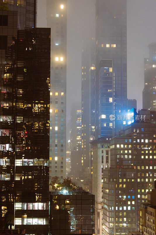 曼哈顿摩天大楼的夜景