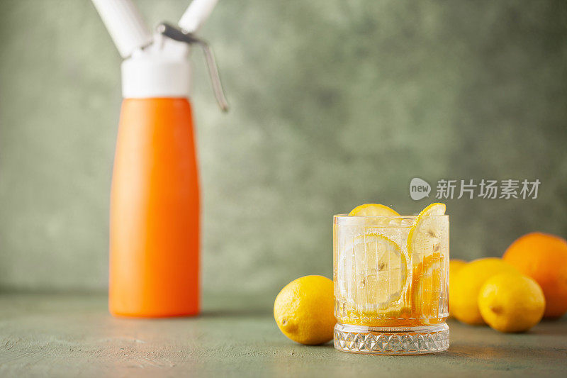 自制的玻璃杯柠檬水。碳酸饮料碳酸氧化物柠檬水液体由二氧化碳虹吸分配器瓶。
