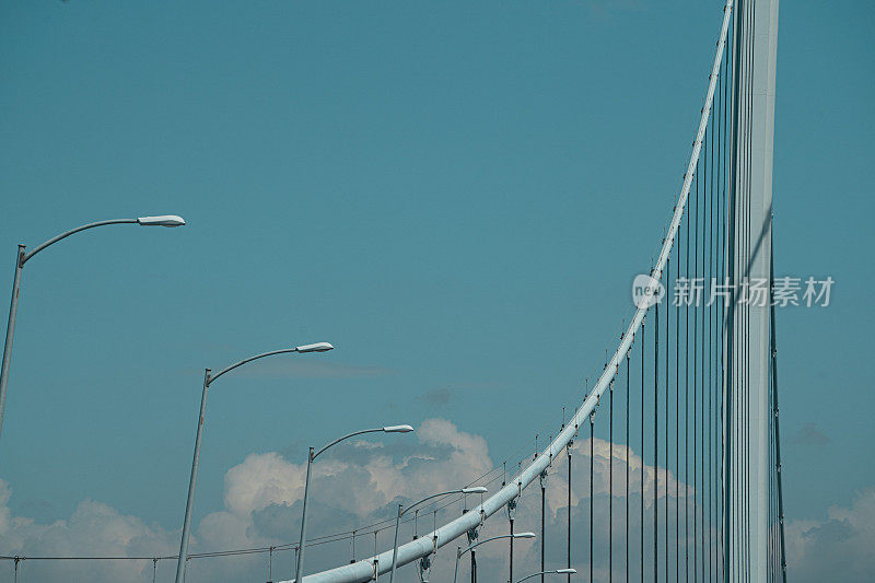 桥上的电线、灯杆和天空的云彩