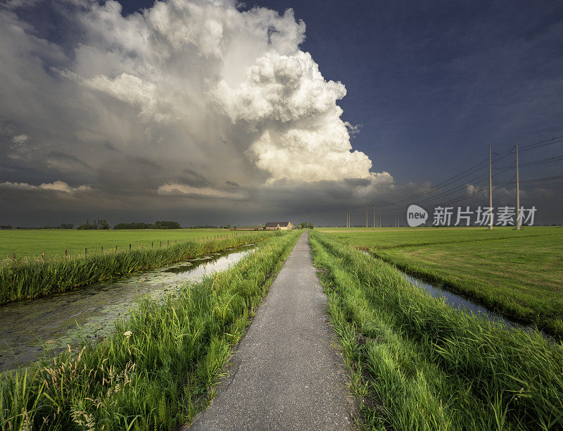 圩田上阴云密布的天空令人生畏