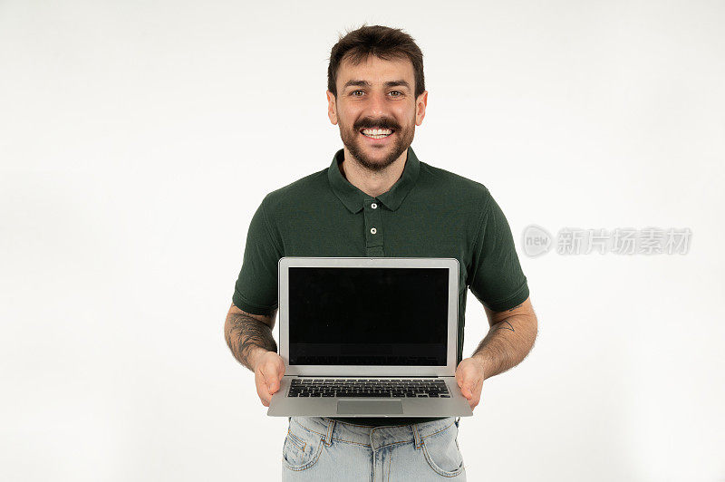 一脸快乐的年轻人拿着笔记本电脑