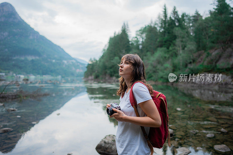 在挪威拍摄湖泊的女子