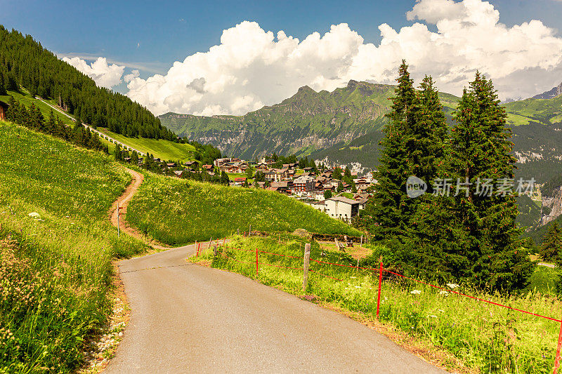 山路。Lauterbrunnen。瑞士。山的风景。伯尔尼州。穆伦村