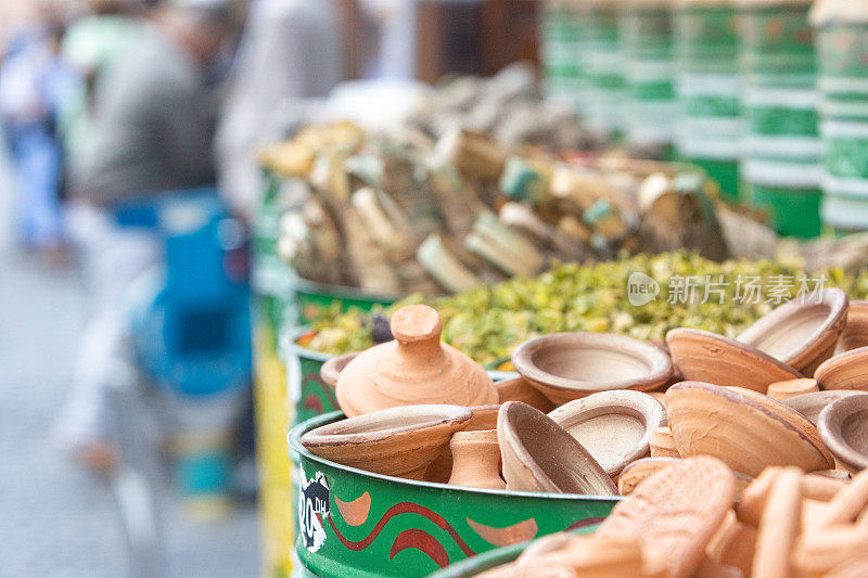 摩洛哥马拉喀什集市上的迷你塔吉纳