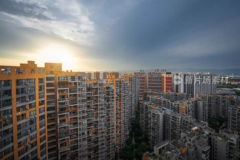 太阳落在成都的上空。