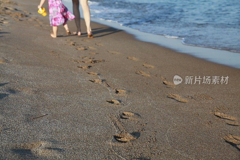 踏在海边的沙滩上