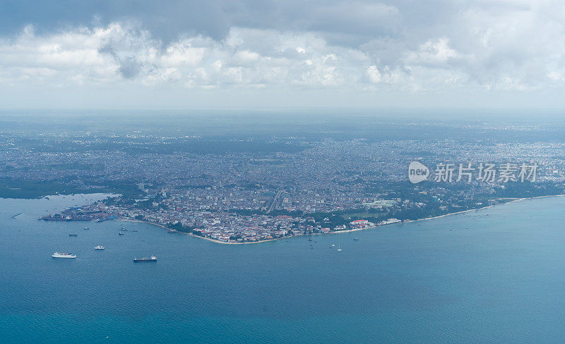 鸟瞰桑给巴尔的主要城市石头城。桑给巴尔是坦桑尼亚在印度洋上的一个岛屿，蓝蓝的大海背景