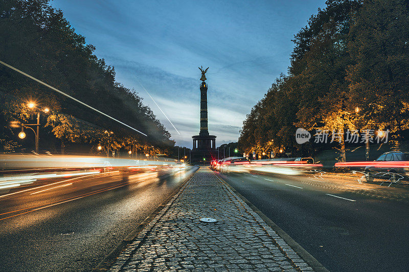 秋天交通高峰期的柏林胜利纪念柱