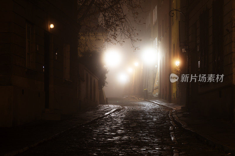 华沙老城区的街道，夜晚，大雾