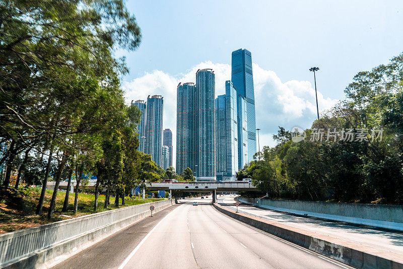 香港城前的柏油路