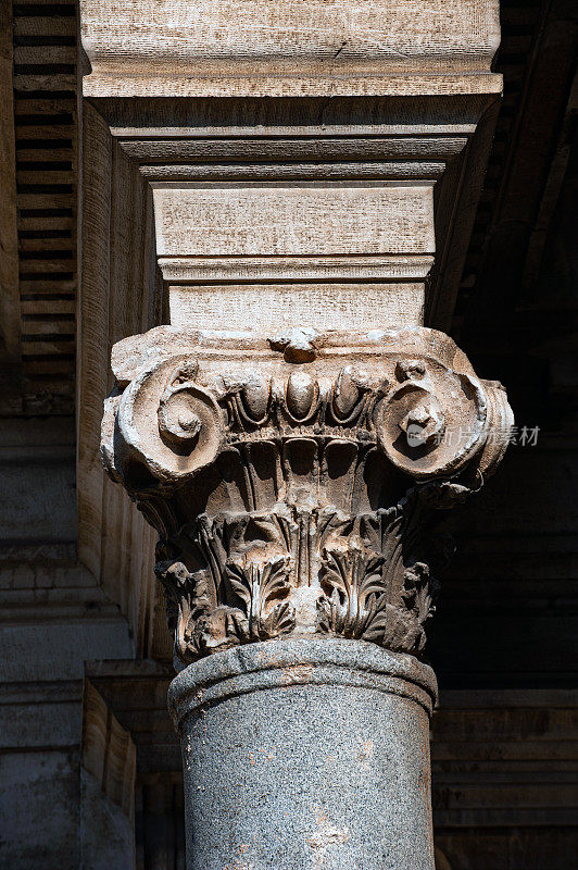 安塔利亚哈德良城门的圆柱装饰-垂直