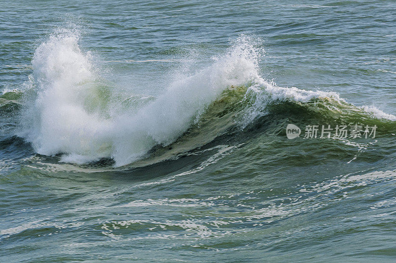 巨大的，狂暴的海浪撞击着海洋。