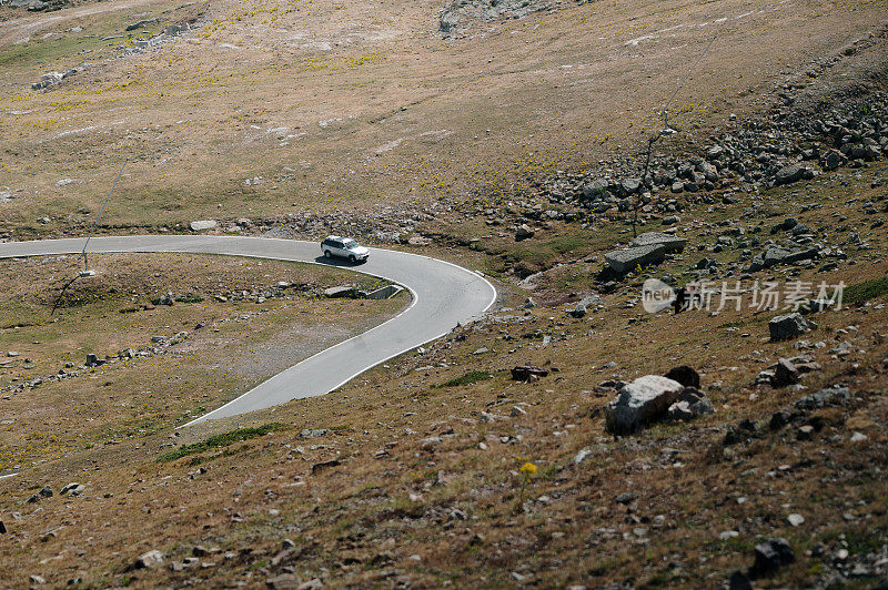 汽车在山路上行驶