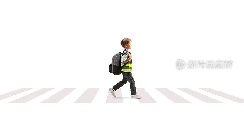 一个穿着制服和安全背心的男生穿过街道的全身侧面照