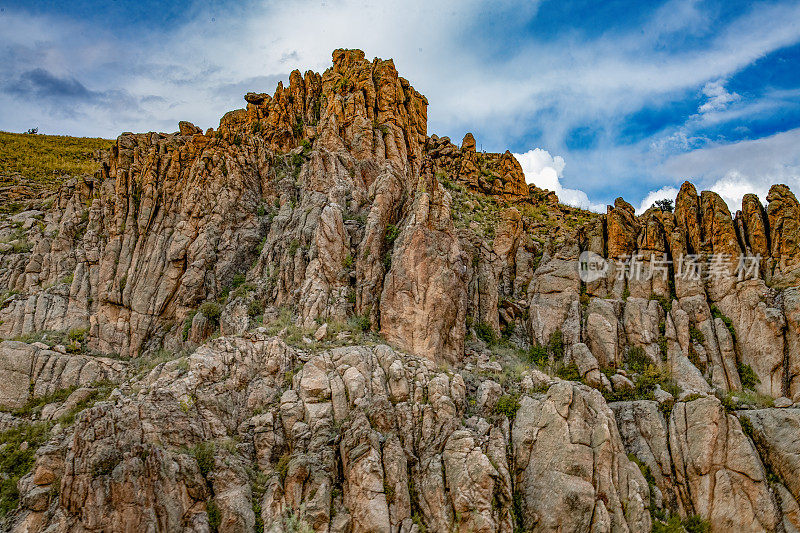 位于北美洲美国西部科罗拉多州中部的高耸的岩石山