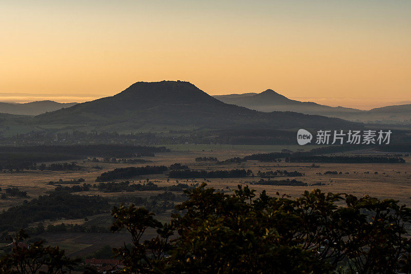 日出时巴拉顿高地的群山