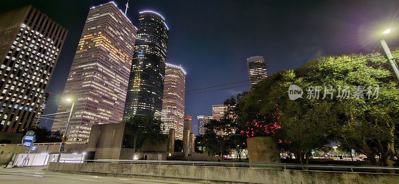 休斯顿市中心建筑物的夜间拍摄