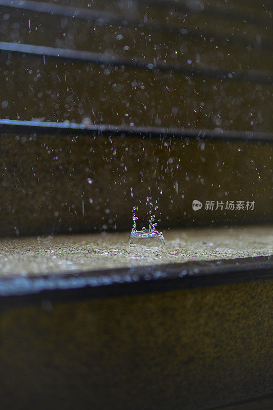 外面楼梯上的雨