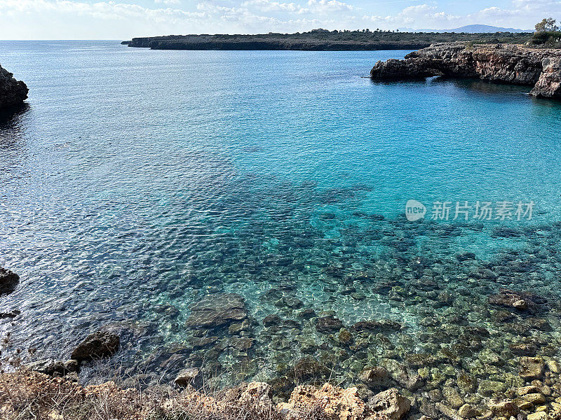 绿松石般的海滩、风景和岩石