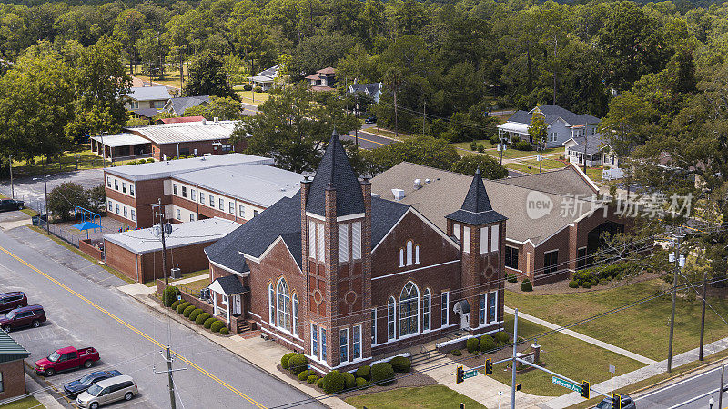 第一浸信会教堂是乔治亚州佩勒姆居民区学校的一部分。鸟瞰图