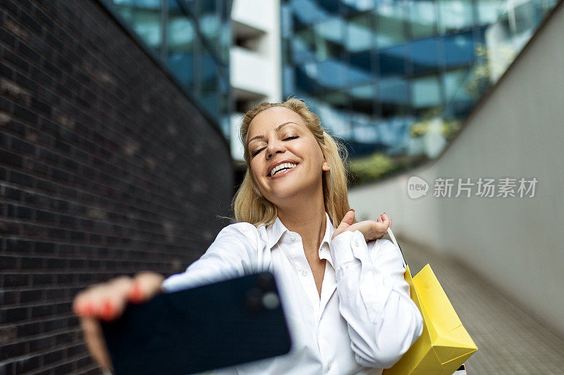 女人的购物自拍