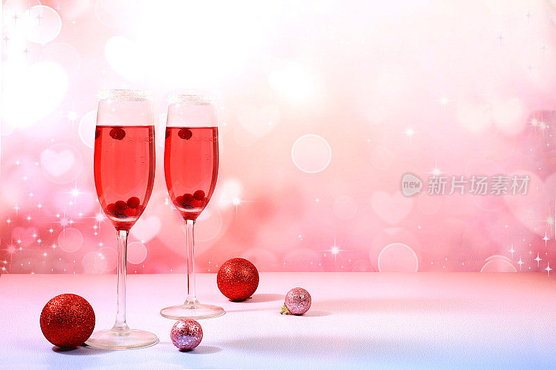 圣诞酒精鸡尾酒配红香槟，含含水鸡尾酒配蔓越莓杯，以冷杉树枝和装饰为节日背景，酒吧概念，派对上的酒精饮料，