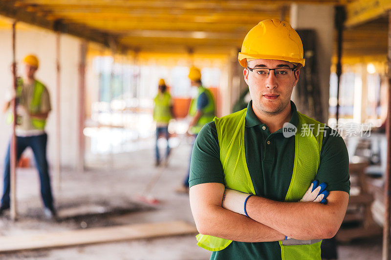 工地上一名白人男性建筑工人的肖像