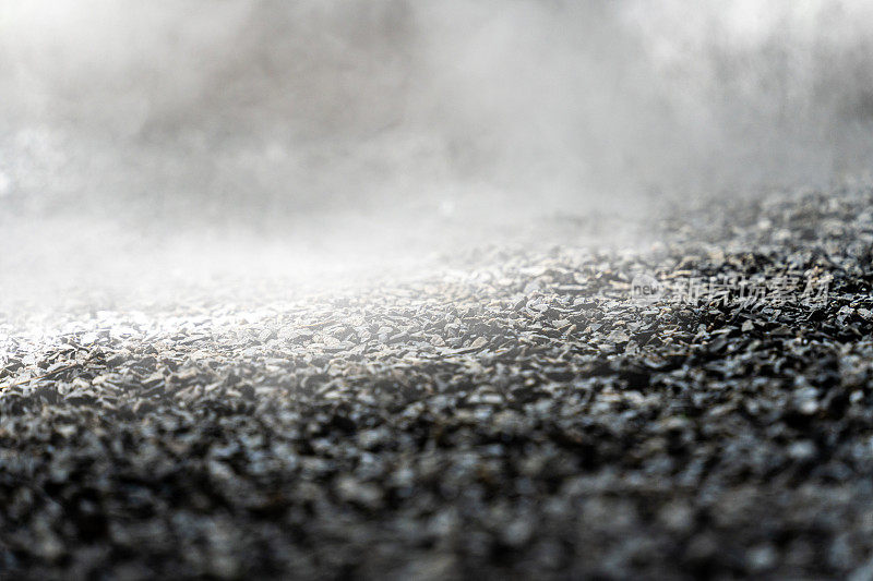 砾石质地地板有薄雾或薄雾。浅、暗、灰色抽象砾石纹理用于展示产品