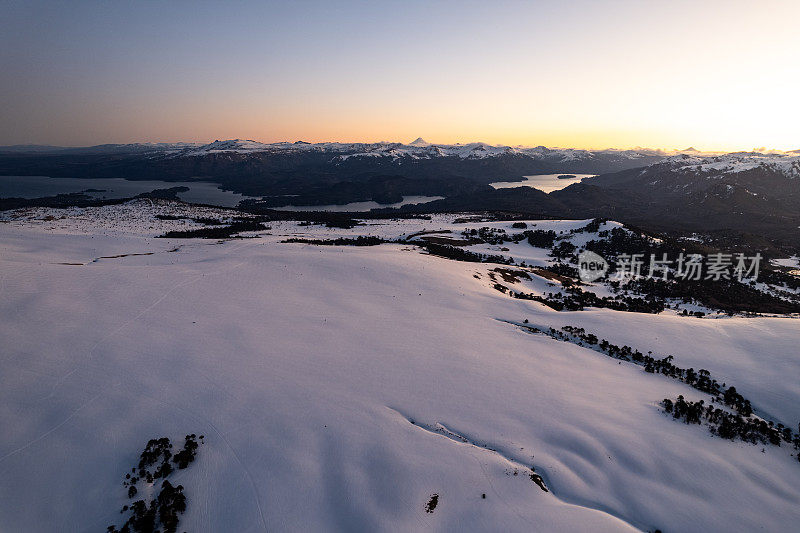 巴塔哥尼亚安第斯山脉雪山上的日落